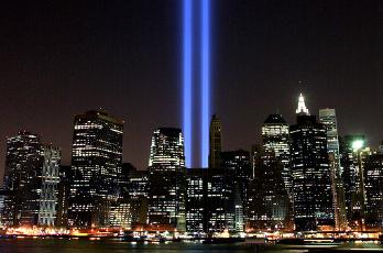 جای برجهای دو قلوی آمریکا که در حادثه ی 11 سپتامبر تخریب شدند، نورافکن روشن کرده‌اند
